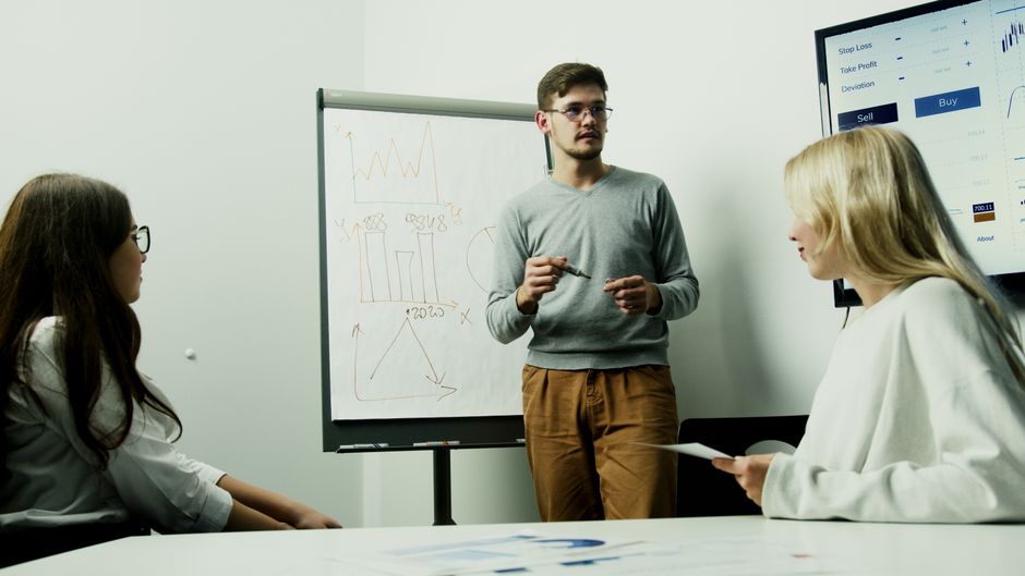 Teilnehmende im Online-Marketing Kurs im Austausch