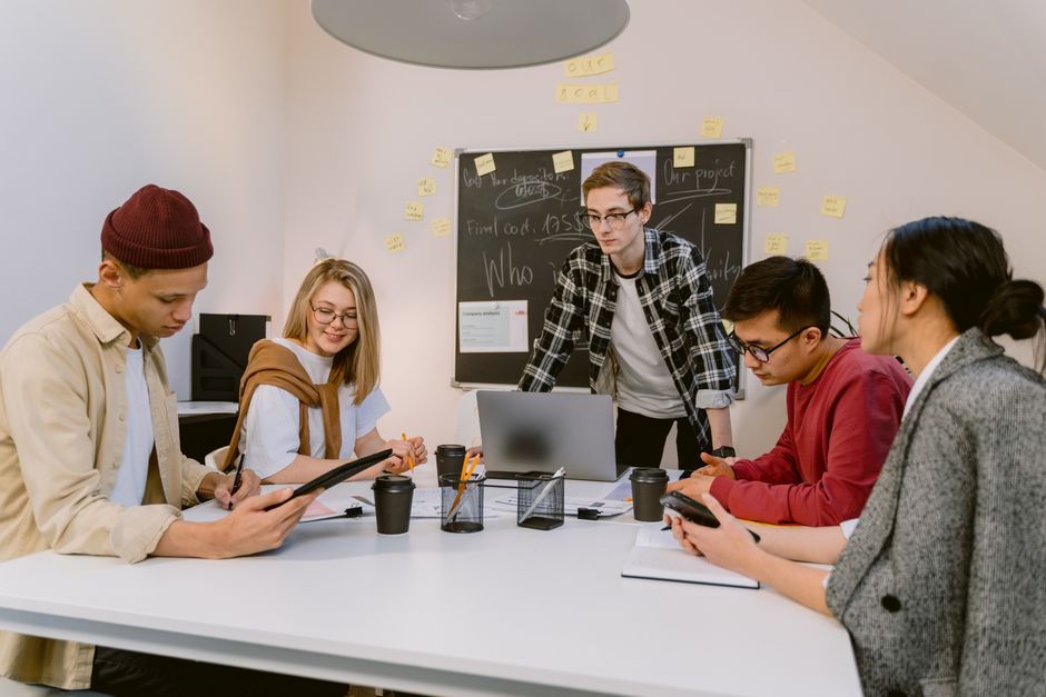 Projektarbeit und Feedback im Kursformat